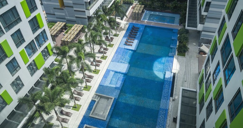 Hồ bơi khách sạn Holiday Inn & Suites Saigon Airport