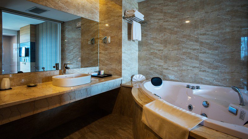 Phòng tắm có bồn tại Khách sạn Mường Thanh Holiday Mũi Né