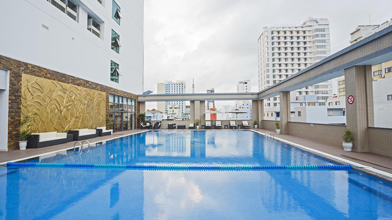 Hồ bơi ở khách sạn Mường Thanh Luxury Nha Trang (Khánh Hòa)
