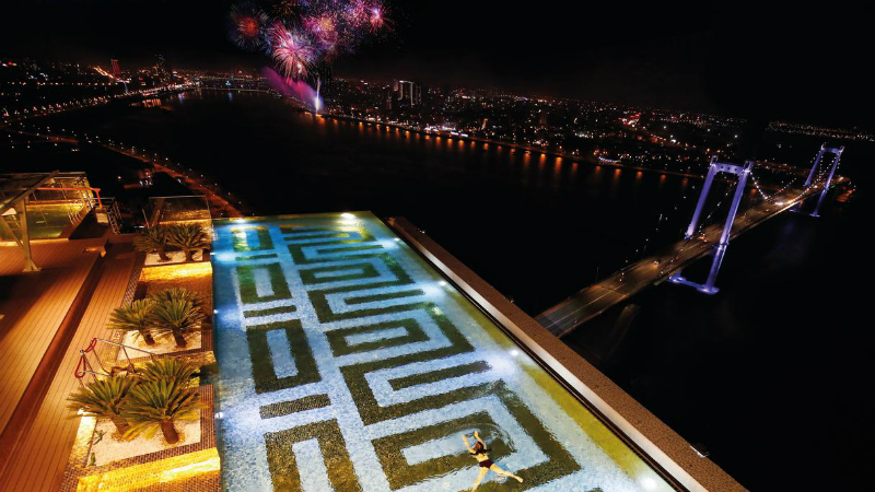 Không gian bể bơi tại Khách sạn Golden Bay Đà Nẵng