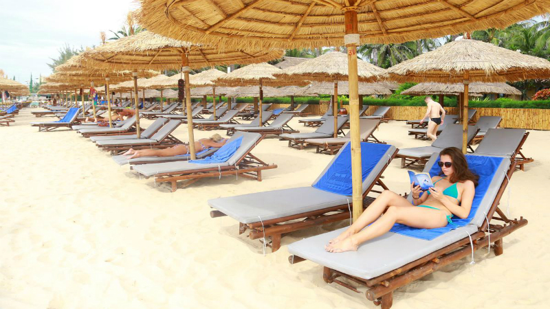 Bãi biển có ghế tắm nắng tại Bamboo Village Beach Resort 