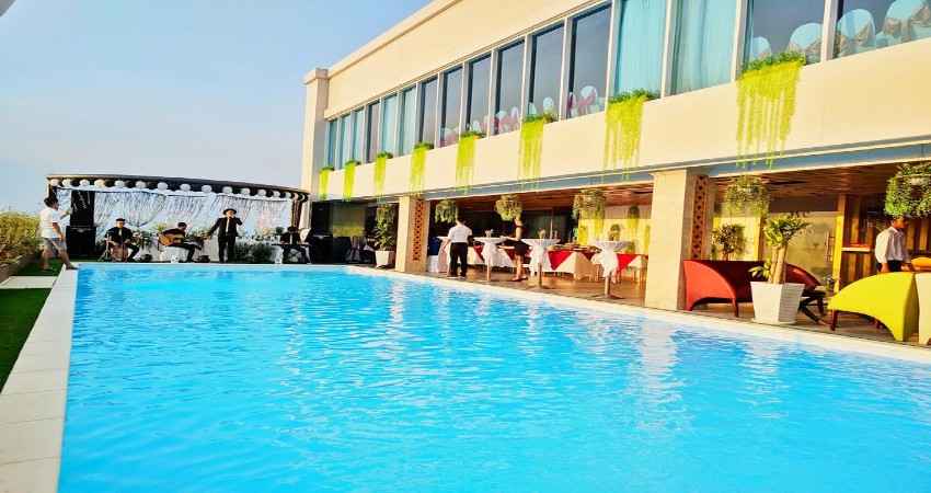 Bể bơi tại Khách sạn Holiday One Cần Thơ