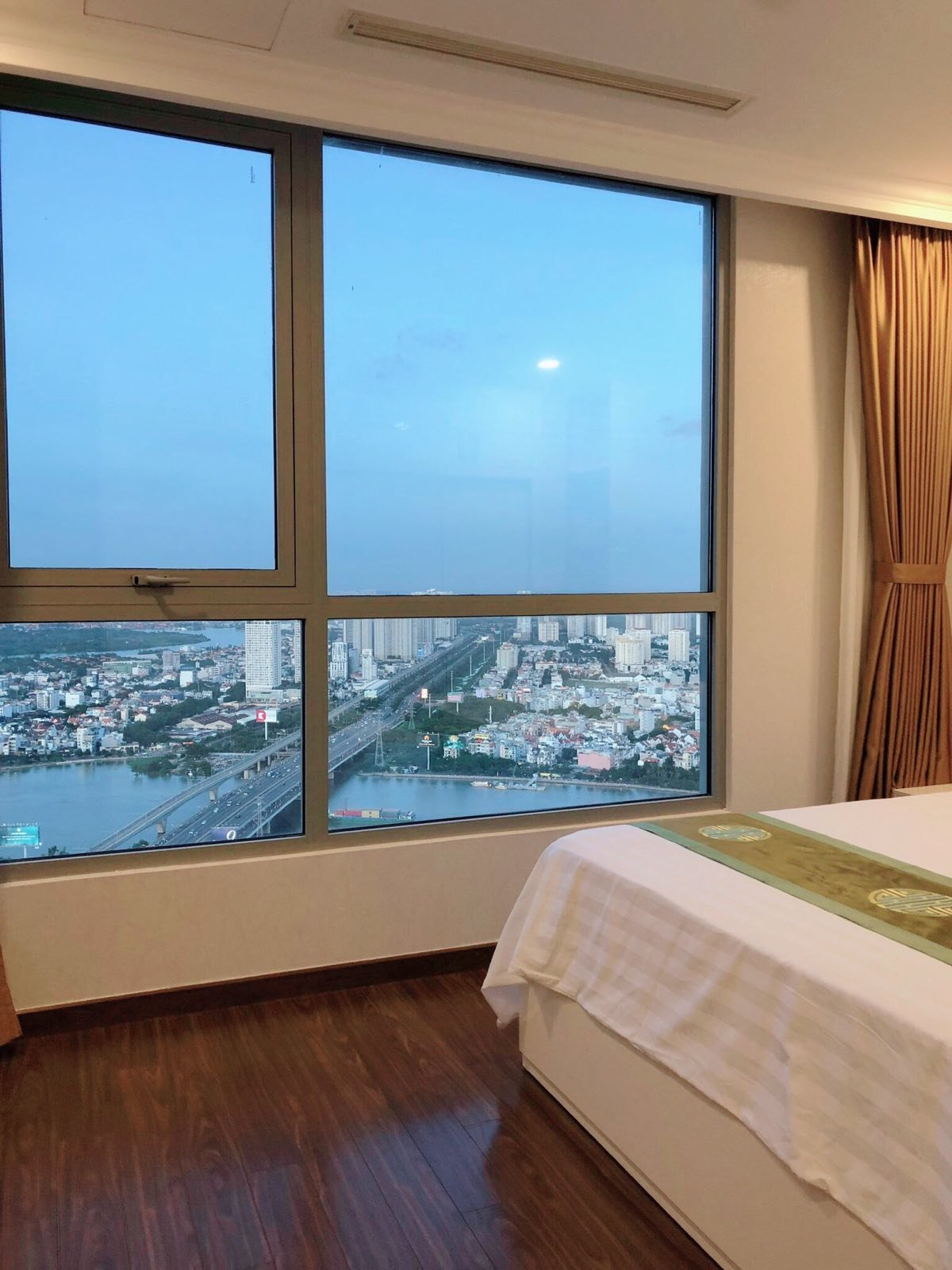 Phòng deluxe king bed có cửa sổ city view
